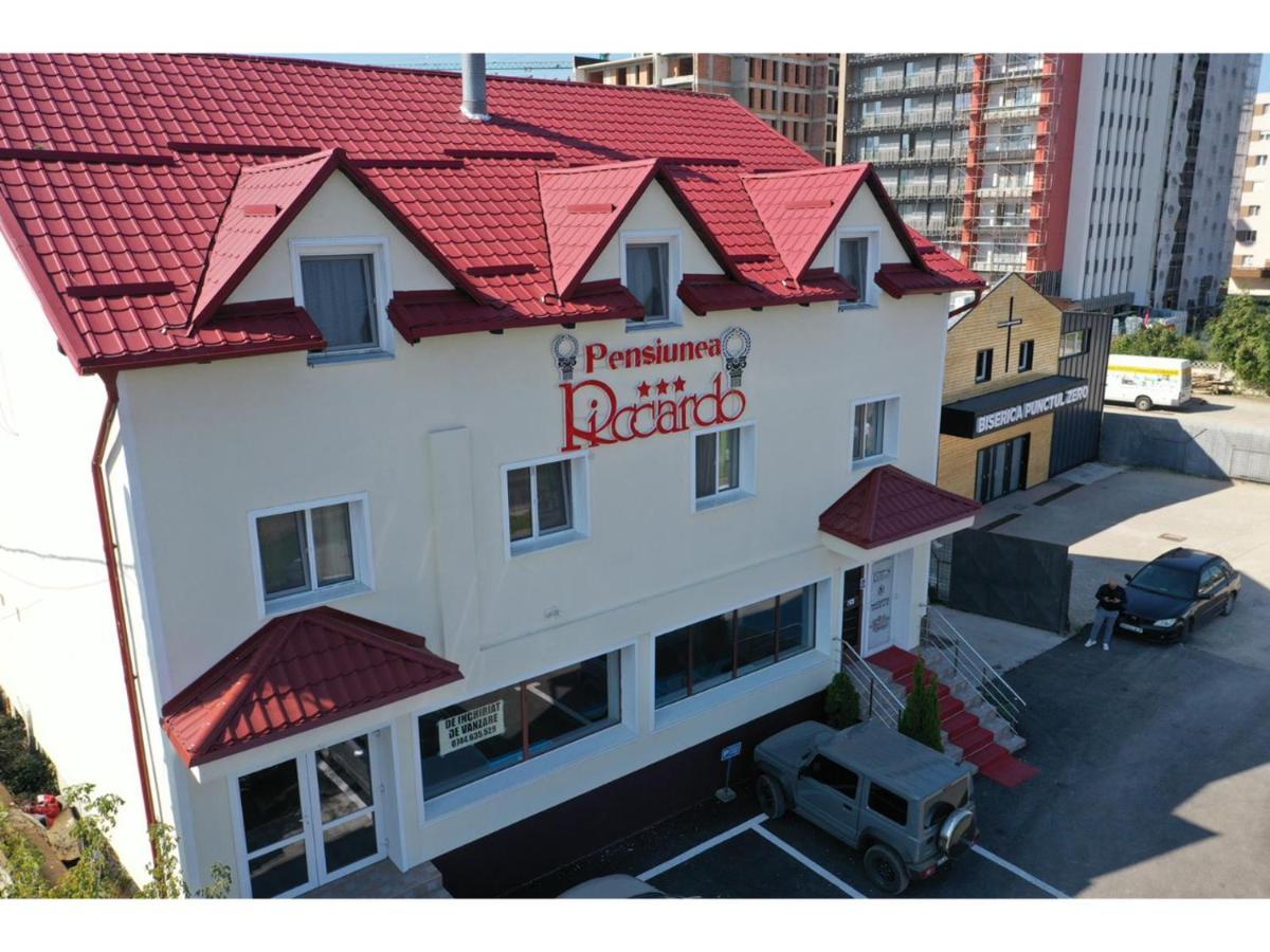 Staying Near Paradisul Acvatic: 15 Central Hotels Compared