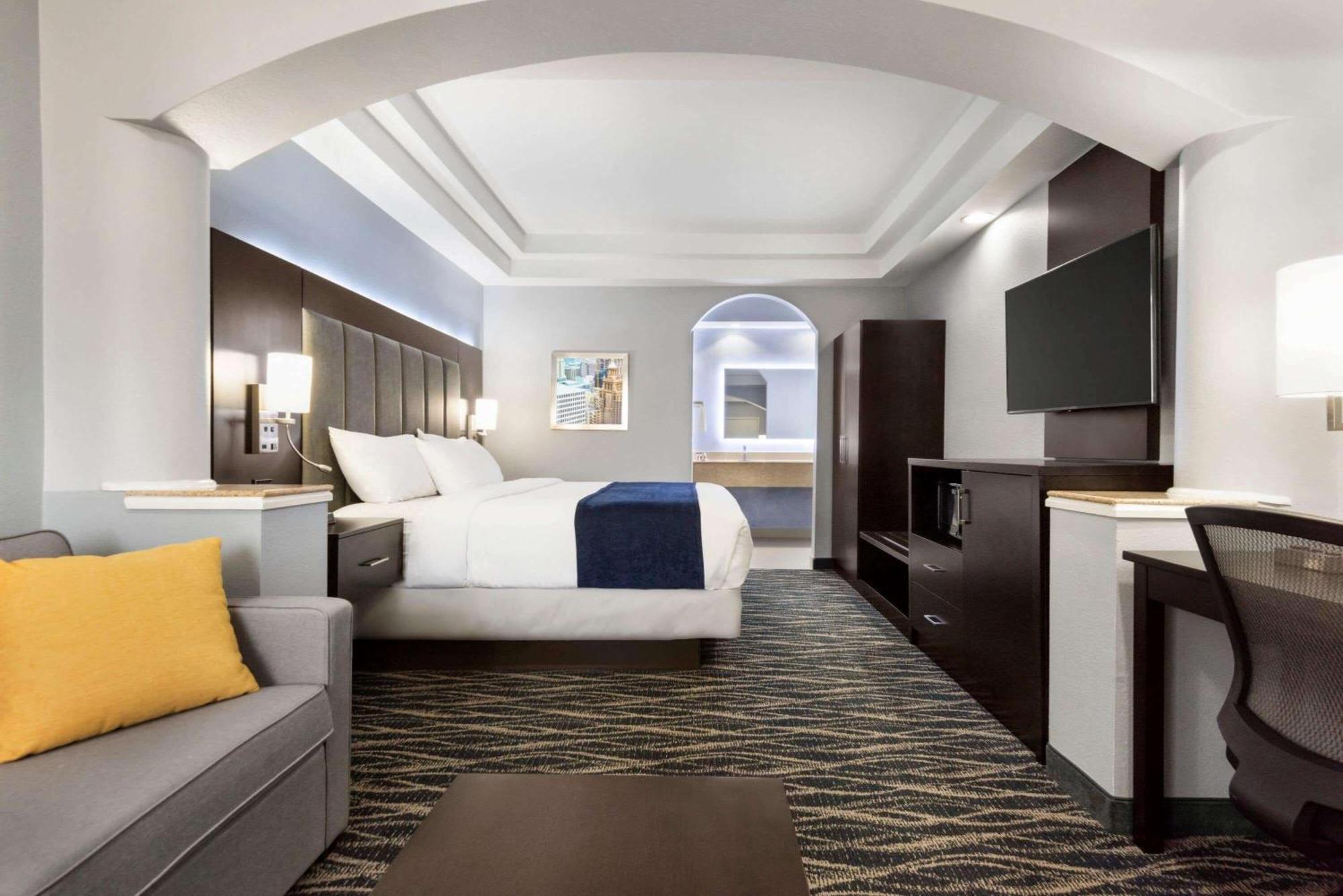 7 Business Hotels Near Houston Hobby Airport That Deliver