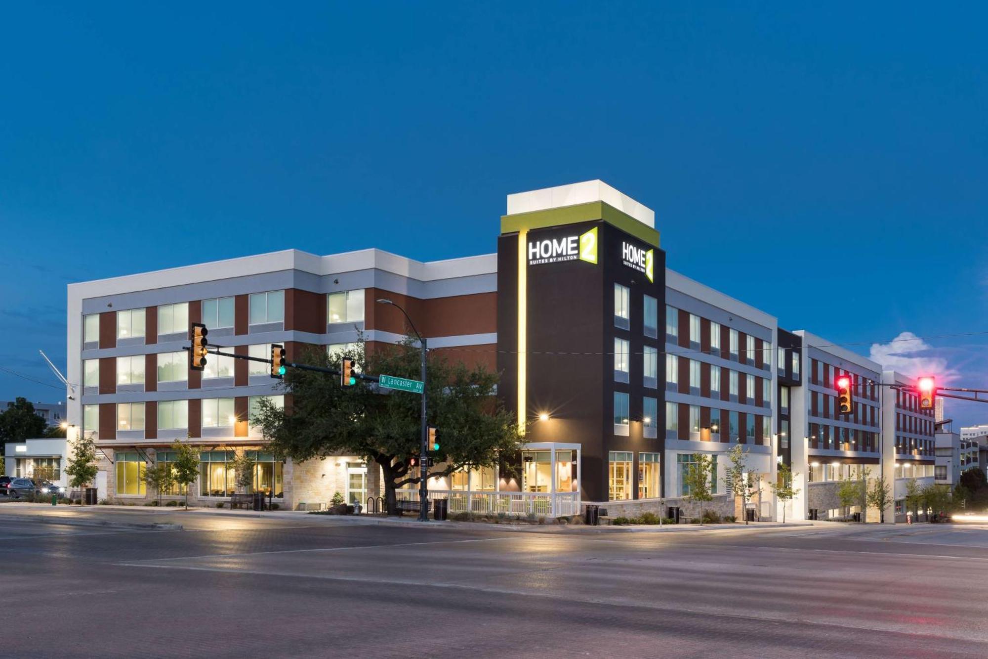 Staying Near Fort Worth Museum of Science and History: 2 Hotels Compared