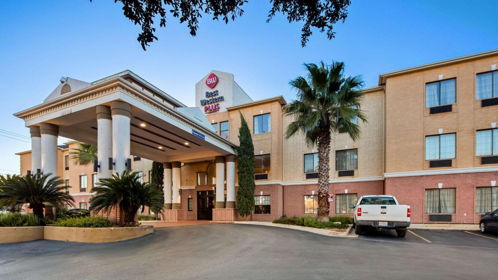 Staying Near Texas Transportation Museum: 4 Airport Hotels Compared