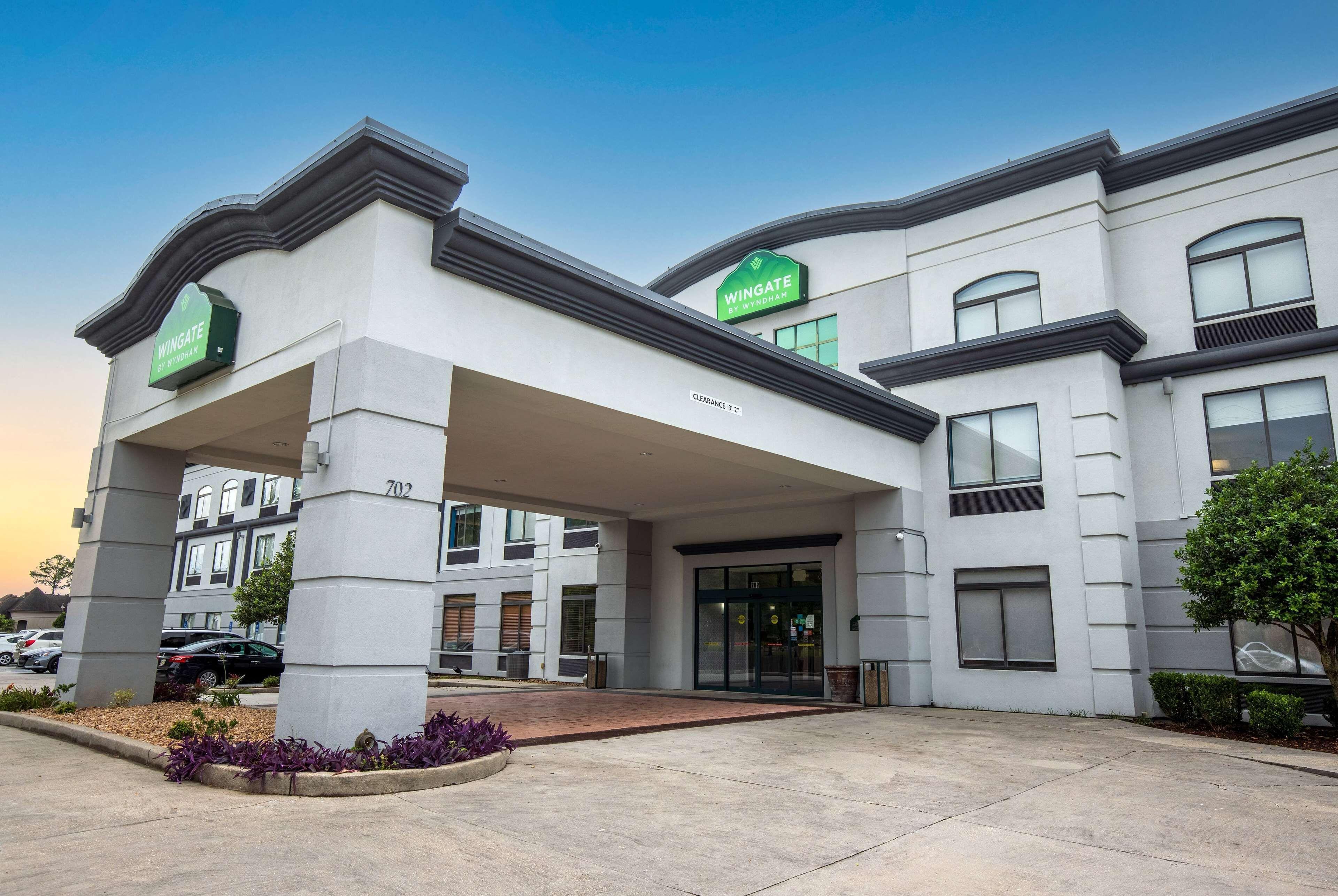 Staying Near Acadiana Fun Jumps: 6 Airport Hotels Compared