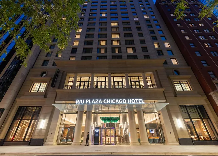 United States Luxury Hotels: Flagship Base vs Highway Base