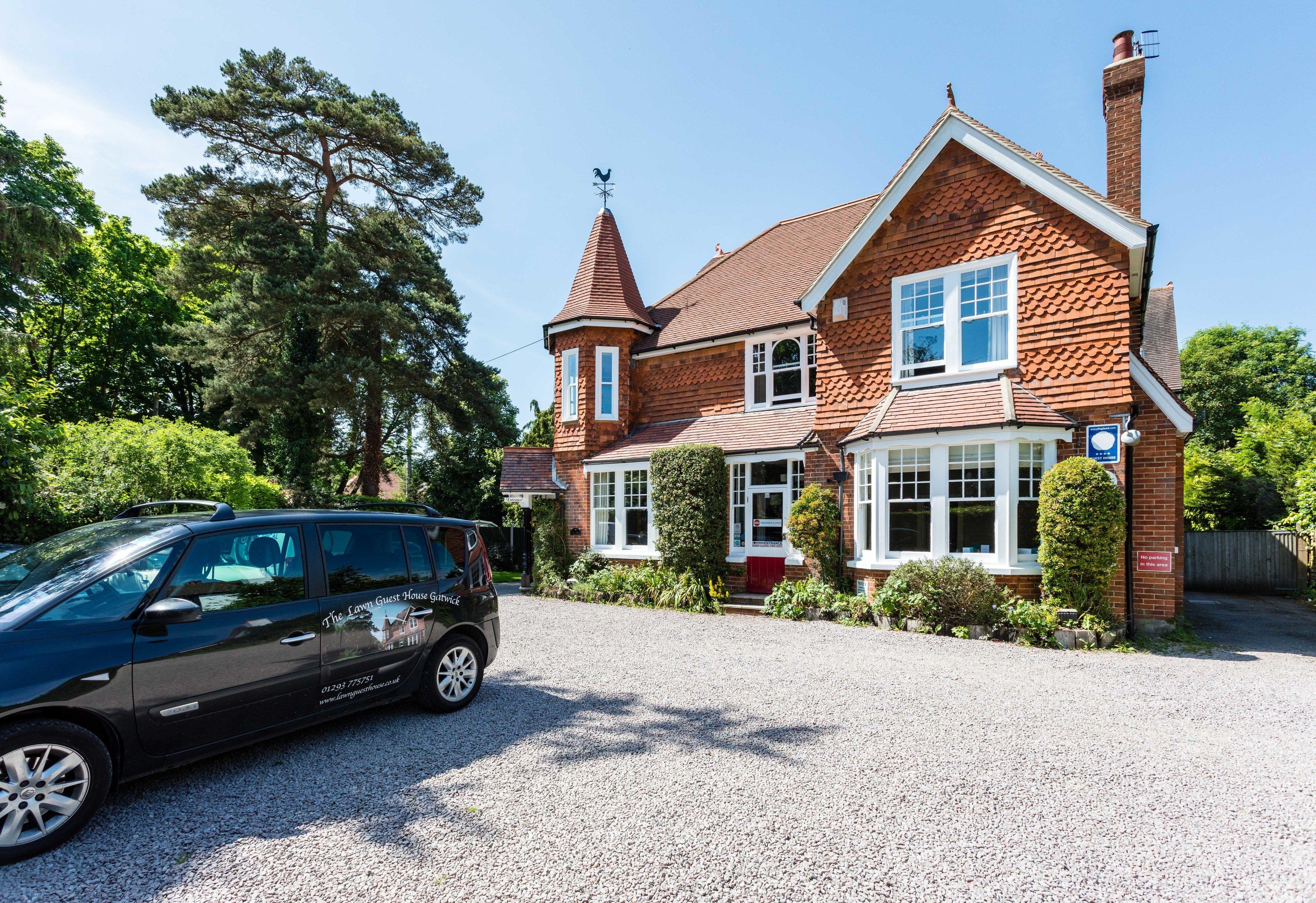 Staying Near Buchan Country Park: 5 Airport Hotels Compared
